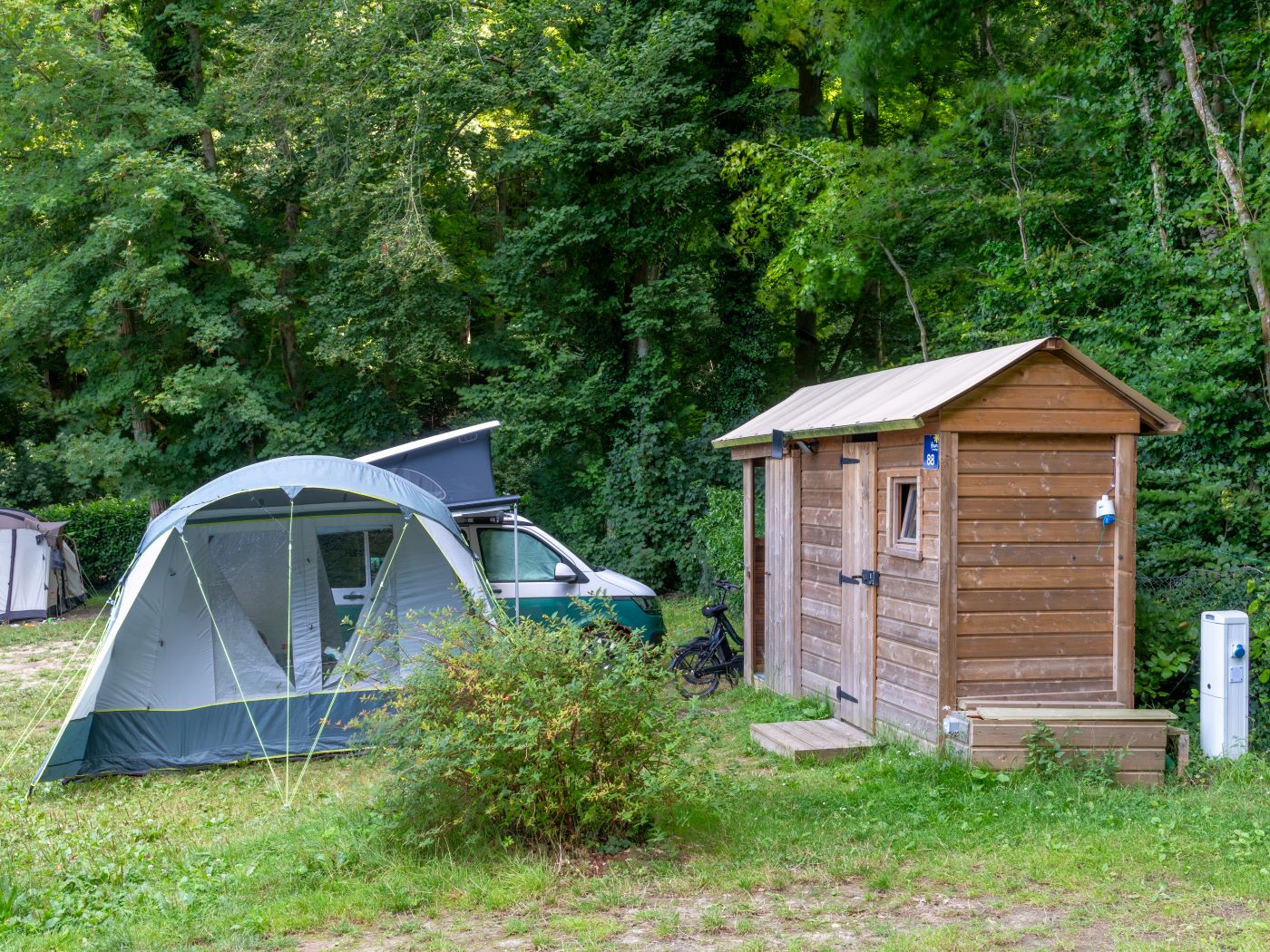 NOUVEAUTE : Forfait Premium : emplacement 10A équipé d’une Freecamp (cabane avec sanitaires)